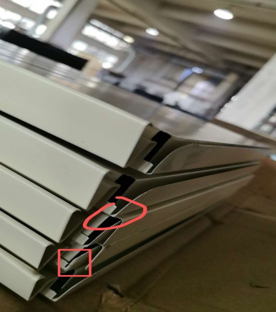 Shelf board front edges with the support-arm position deviation marked in red, from customer feedback