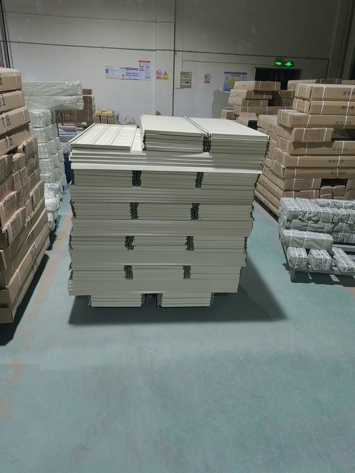 Shelf boards stacked on a pallet in the Xingye factory warehouse