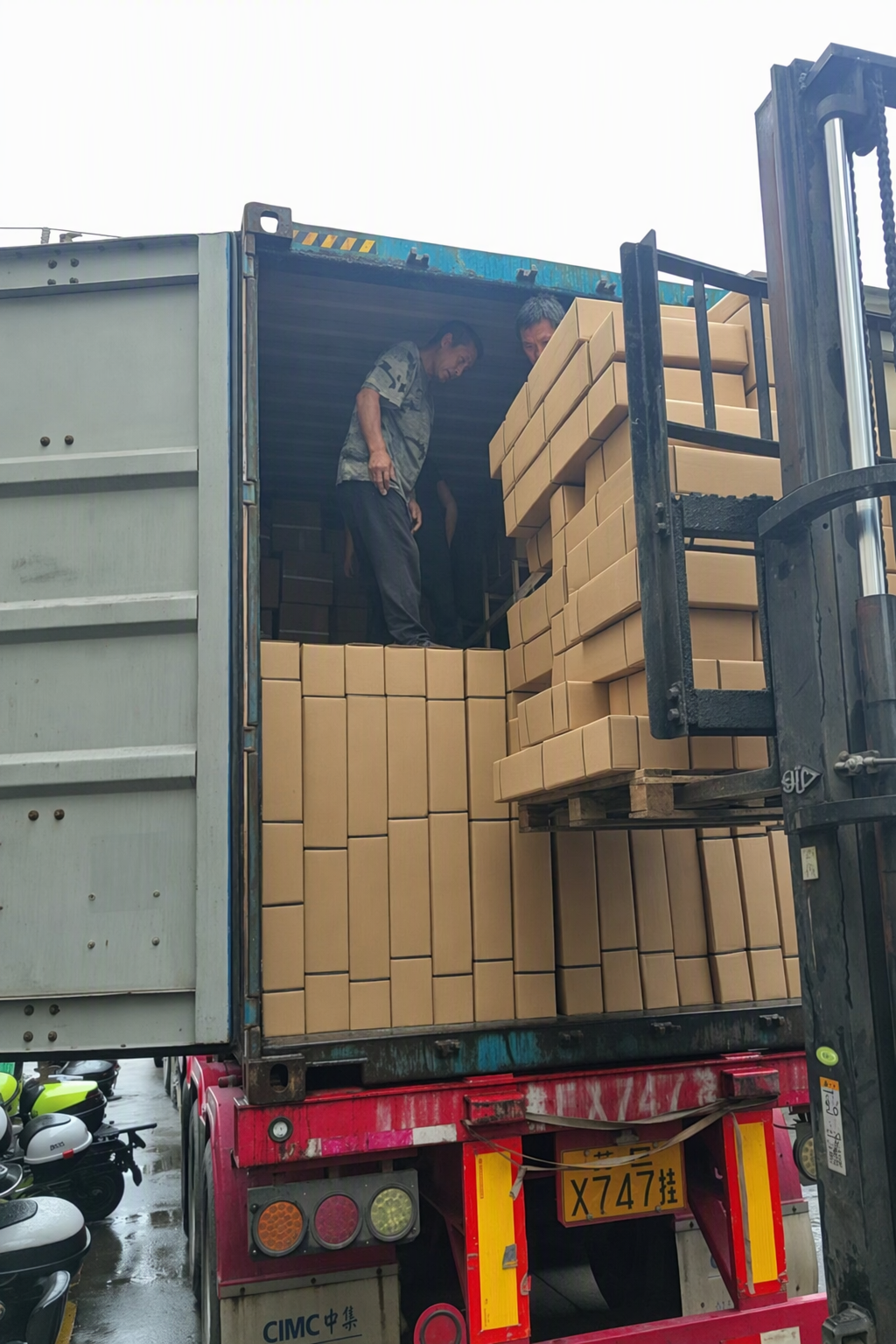 XINGYE container loading for a supermarket shelving shipment to Uzbekistan
